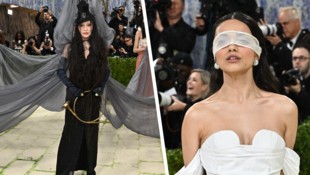 Madonna (l.) entsprang mit ihrem Outfit direkt einem Gemälde der Surrealistin Leonora Carrington ...