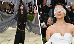 Madonna (l.) entsprang mit ihrem Outfit direkt einem Gemälde der Surrealistin Leonora Carrington ...