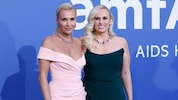 Rebel Wilson freut sich mit ihrer Ehefrau Ramona Agruma über die Geburt ihrer Tochter.