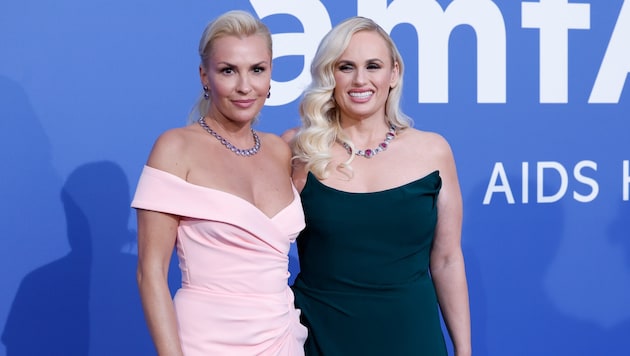 Rebel Wilson freut sich mit ihrer Ehefrau Ramona Agruma über die Geburt ihrer Tochter.