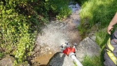 Wasser aus dem Hydranten für den Wolfgangsbach