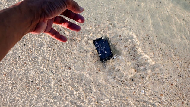 Moderne Smartphones werden gerne als wasserdicht vermarktet, sind es aber nur bedingt.