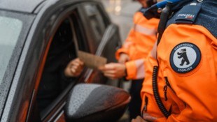 Einen Ausweis hatte die Dame, einen gültigen Führerschein nicht. 