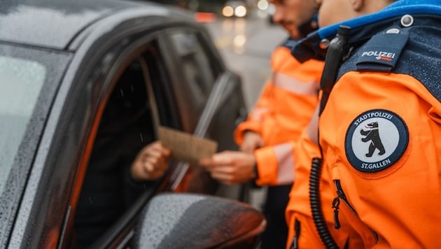 Einen Ausweis hatte die Dame, einen gültigen Führerschein nicht.