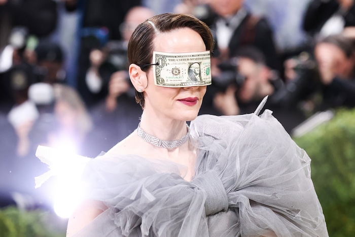 Sarah Paulson trug einen Geldschein vor den Augen.