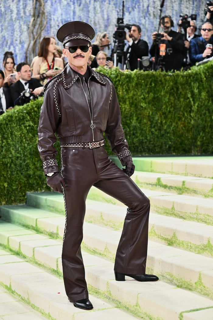 Luke Evans kam im Village-People-Gedächtnislook.