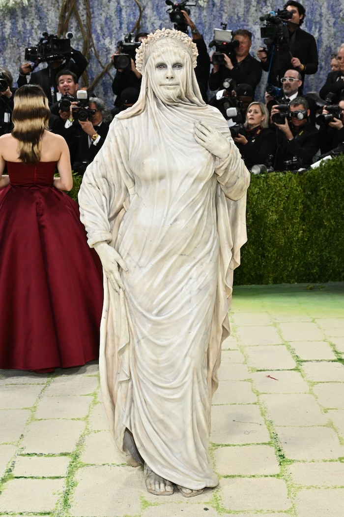 Die Model-Schönheit kam als Statue. Definitiv ein Hingucker, aber auch irgendwie gruselig!