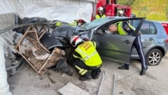 Das Auto wurde bei dem Unfall schwer beschädigt.
