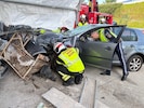 Das Auto wurde bei dem Unfall schwer beschädigt.