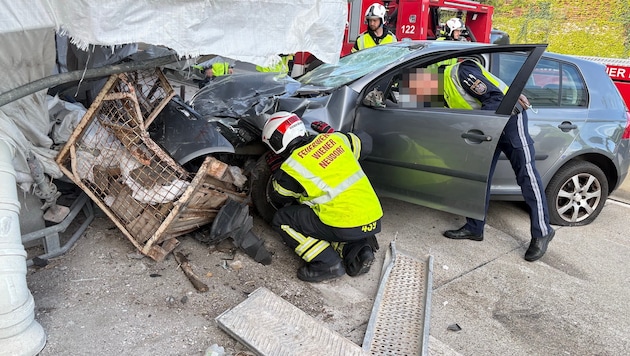 Das Auto wurde bei dem Unfall schwer beschädigt.