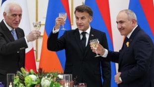 Armeniens Premier Wahagn Chatschaturjan (li. im Bild) und der armenische Ministerpräsident Nikol ...