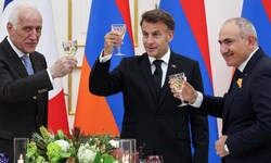 Armeniens Premier Wahagn Chatschaturjan (li. im Bild) und der armenische Ministerpräsident Nikol ...