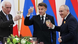 Armeniens Premier Wahagn Chatschaturjan (li. im Bild) und der armenische Ministerpräsident Nikol ...