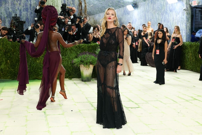 Kate Moss kam als Kate Moss – und präsentierte den wohl fadesten Look des Abends.