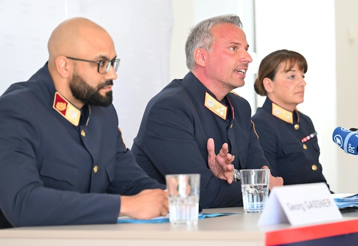 Georg Gassner (Landespolizeidirektion Wien), Landespolizeivizepräsident Dieter Csefan und Xenia ...