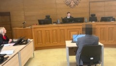 Der Betreiber der Plattform muss sich wegen grob fahrlässiger Tötung verantworten. Er bekennt ...