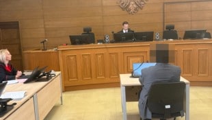 Der Betreiber der Plattform muss sich wegen grob fahrlässiger Tötung verantworten. Er bekennt ...