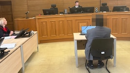 Der Betreiber der Plattform muss sich wegen grob fahrlässiger Tötung verantworten. Er bekennt ...