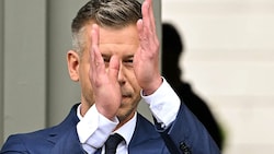 Péter Magyar präsentiert den Dokumentarfilm über seine Bewegung. 