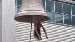 Vor dem Österreich-Pavillon in Venedig hängt derzweit eine menschlich läutende Glocke. Sie soll ...