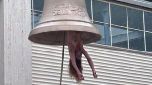 Vor dem Österreich-Pavillon in Venedig hängt derzweit eine menschlich läutende Glocke. Sie soll ...