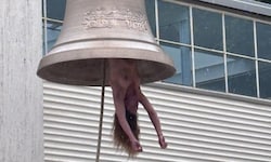 Vor dem Österreich-Pavillon in Venedig hängt derzweit eine menschlich läutende Glocke. Sie soll ...
