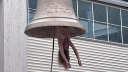 Vor dem Österreich-Pavillon in Venedig hängt derzweit eine menschlich läutende Glocke. Sie soll ...