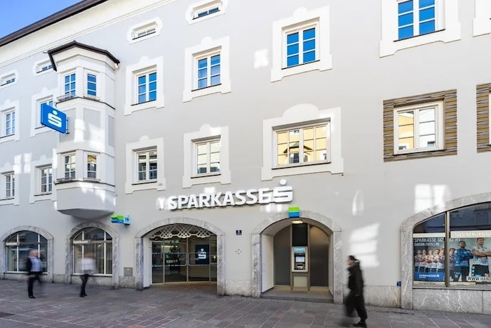 Ein Haus mit Geschichte: Die Sparkasse Schwaz verbindet Tradition mit moderner Finanzwelt.