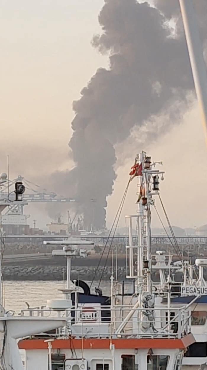 Rauch steigt über der in Brand geschossenen Raffinerie auf.