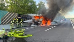 Der Sattelzug wurde ein Raub der Flammen