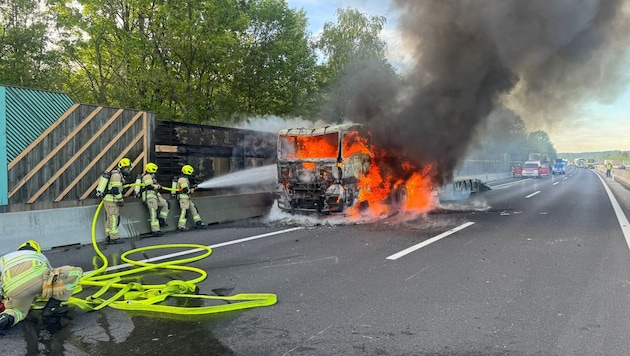 Der Sattelzug wurde ein Raub der Flammen