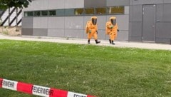 Feuerwehrleute mit Schutzanzügen Klasse 3 beim Einsatz