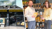 Andreas Strasser und Hanna Nopp (re.) betreiben in Lacken das „Kistl“. 450 Artikel findet man in ...
