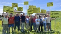Mit griffigen Parolen auf Plakaten stellen sich die Kritiker gegen die Pläne der Dorfführung.