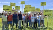 Mit griffigen Parolen auf Plakaten stellen sich die Kritiker gegen die Pläne der Dorfführung.