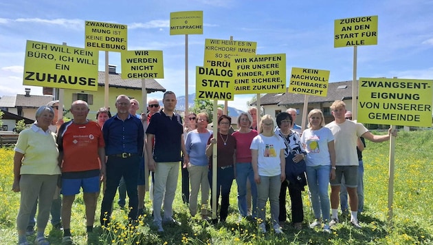 Mit griffigen Parolen auf Plakaten stellen sich die Kritiker gegen die Pläne der Dorfführung.