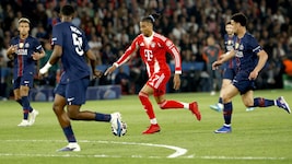 Bayern-Star Michael Olise kann es auch gegen Paris St-Germain jederzeit mit mehreren ...