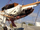 Dieses Segelboot ist von einem Motorboot regelrecht pulverisiert worden. Eine Frau kam bei der ...