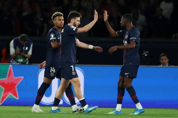 Das magische Trio von Paris auf einem Foto: Doue, Kvaratskhelia und Dembele.