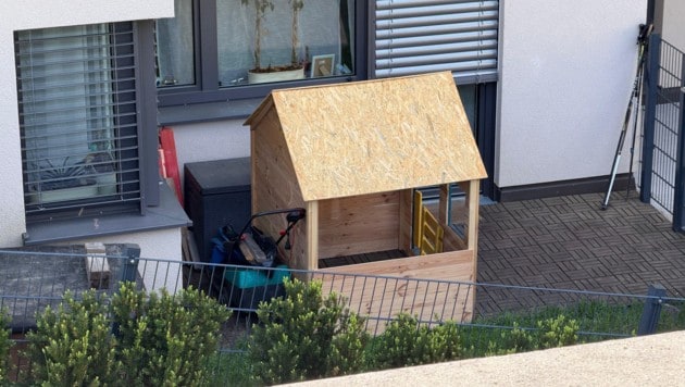 Neben dem Holzspielhaus lagerte der Verdächtige säckeweise Gift auf der Terrasse mit Seeblick.