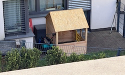 Neben dem Holzspielhaus lagerte der Verdächtige säckeweise Gift auf der Terrasse mit Seeblick.