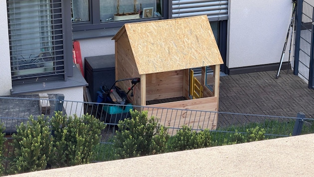 Neben dem Holzspielhaus lagerte der Verdächtige säckeweise Gift auf der Terrasse mit Seeblick.