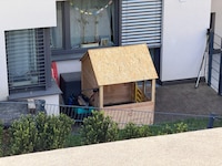 Neben dem Holzspielhaus lagerte der Verdächtige säckeweise Gift auf der Terrasse mit Seeblick.
