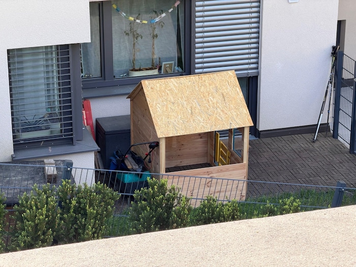 Neben dem Holzspielhaus lagerte der Verdächtige säckeweise Gift auf der Terrasse mit Seeblick.