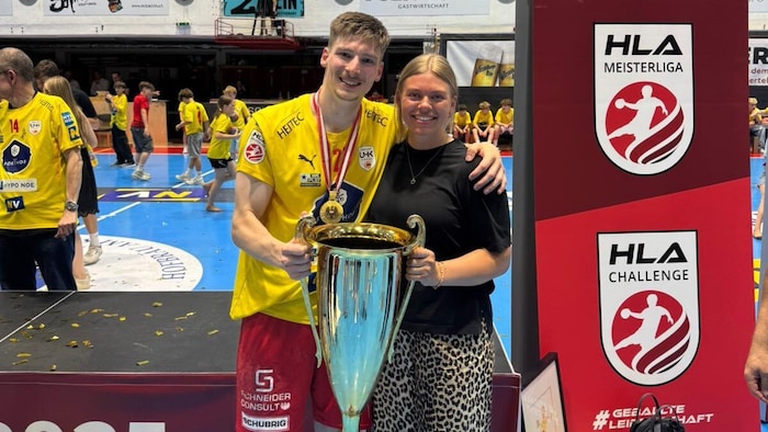 Krems-Legionär Bergemann und Freundin Lotta Heider mit dem Meisterpokal.