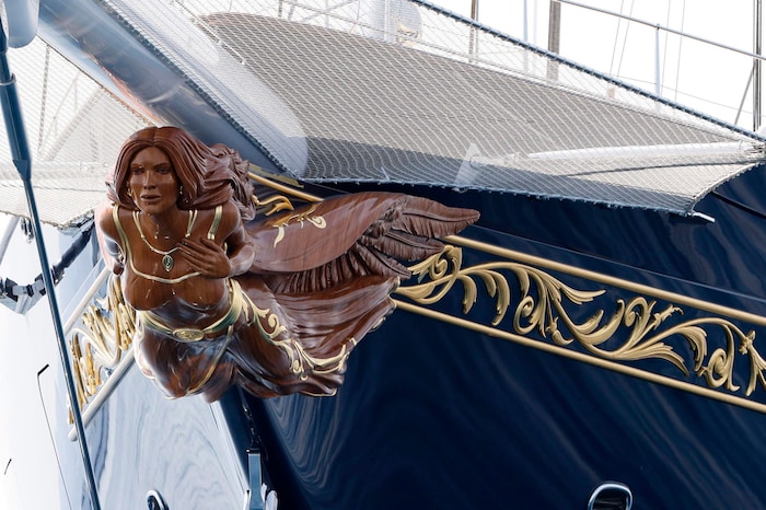 Lauren Sánchez Bezos ziert die „Koru“ als Galionsfigur.