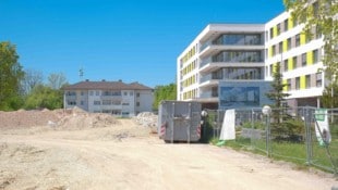 Das neue Pflegeheim in Traun ist direkt beim Schlosspark. Der wurde verkleinert, der Parkplatz ...
