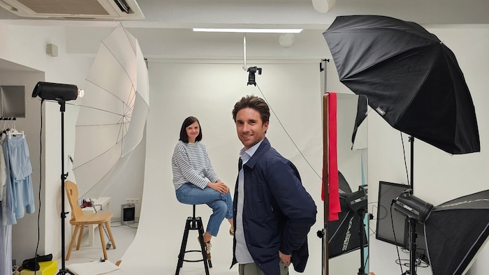 Im eigenen Fotostudio werden die neuesten Kollektionen für den Online-Store abgelichtet.