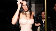 Model Kendall Jenner ließ bei der Party nach der Party ihre „Nippel“ blitzen.