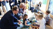 LH Anton Mattle und Stv. Philip Wohlgemuth (vorne) besuchten das Haus der Generationen in ...